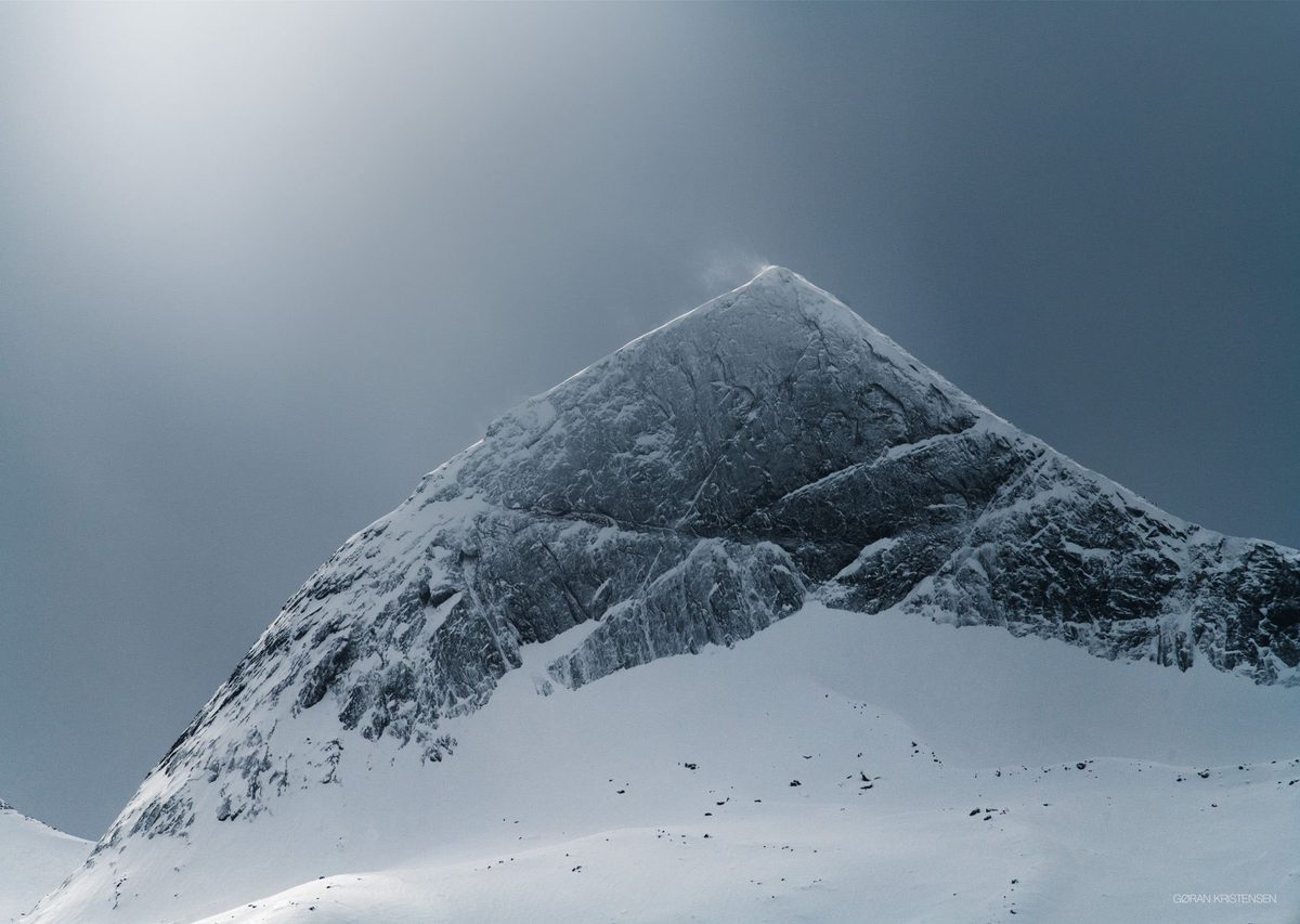 Nærbilde av en snødekt, pyramideformet fjelltopp