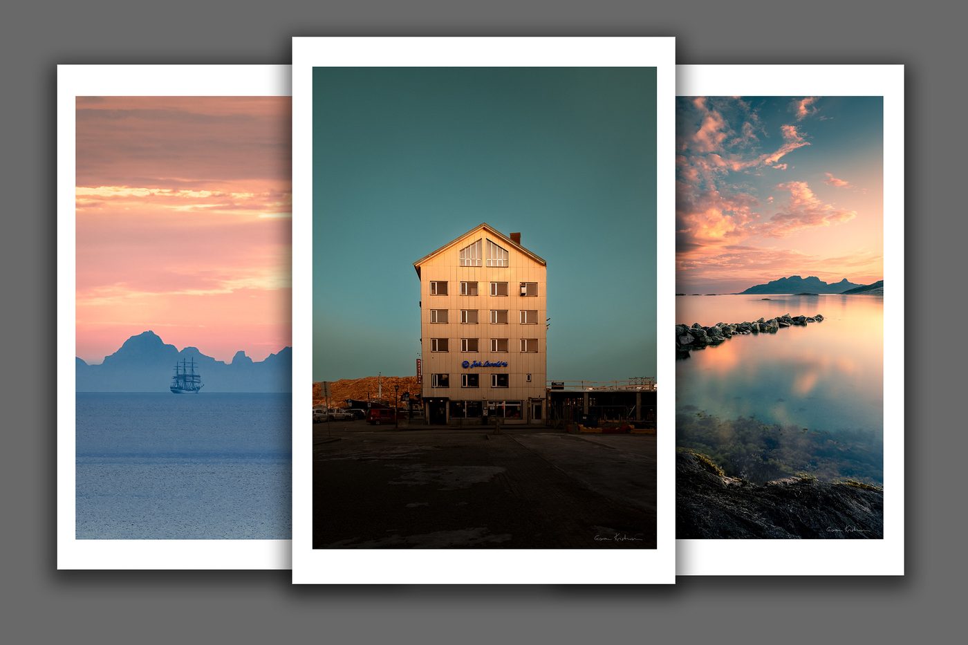 Tre innrammede fotografier vist sammen: en seilskute i solnedgang over havet, en bygning i kveldslys, og en steinete kyst speilet i stille vann ved solnedgang